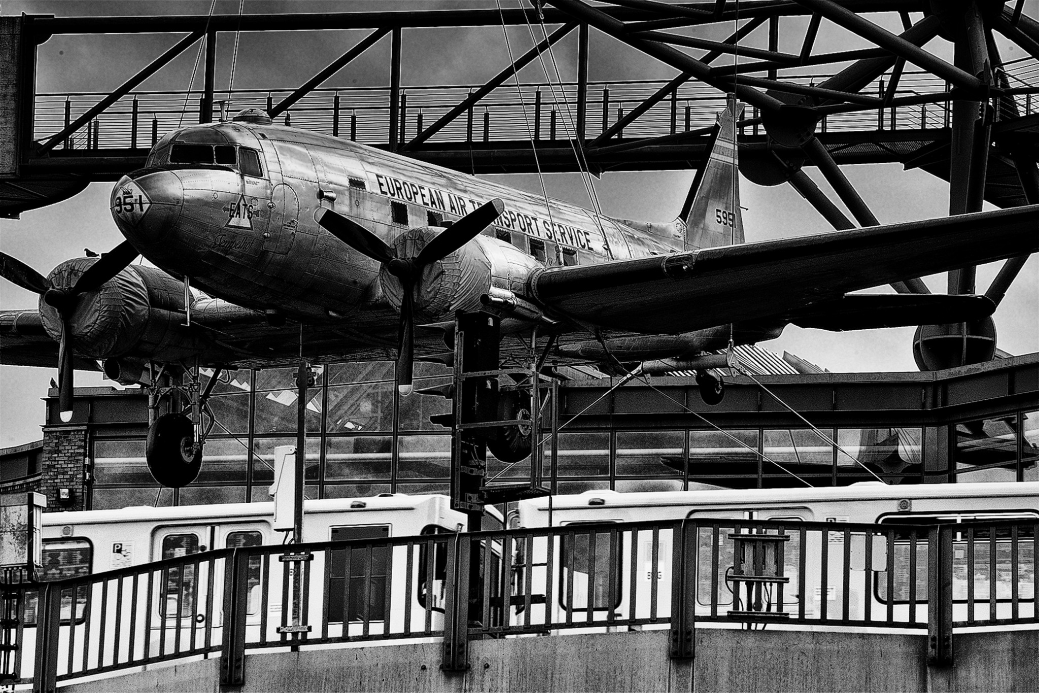 052_PapierMonochrome2025_Les-Ailes-de-la-Survie-Berlin_opg_20100430_Allemagne_Berlin_0001.jpg